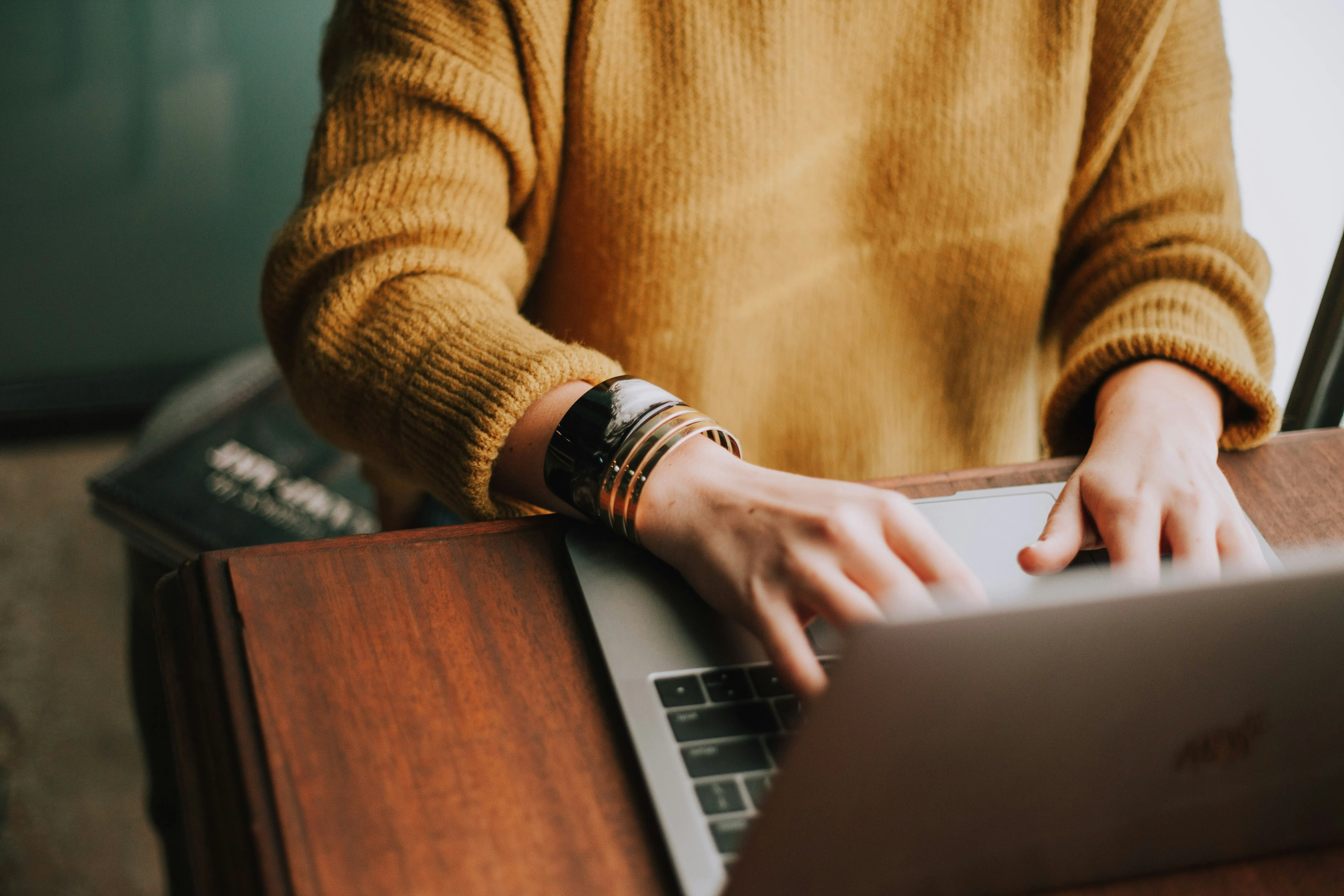 Hände am Laptop – die verbundenen Dienste im Blick